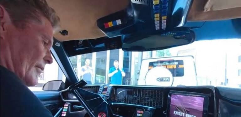 David Hasselhoff beim fahren von KITT zuschauen